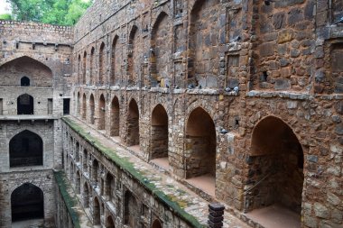 Connaught 'un ortasında yer alan Agrasen Ki Baoli (Step Well), Eski Delhi Arkeoloji İnşaatı' na yerleştirilmiştir.