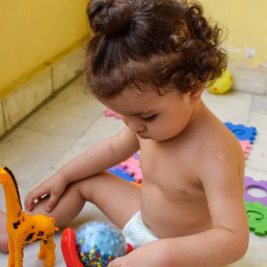 Şirin küçük çocuk Shivaay Sapra yaz zamanı evde balkonda, tatlı küçük çocuk gün ışığında fotoşop, küçük çocuk fotoğraf çekimi sırasında evde eğleniyor.