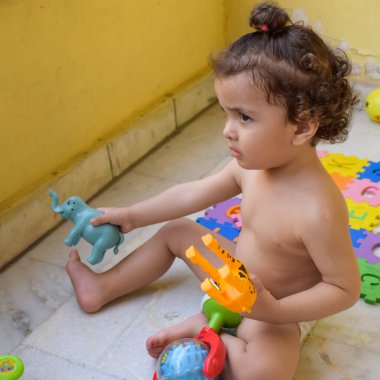 Şirin küçük çocuk Shivaay Sapra yaz zamanı evde balkonda, tatlı küçük çocuk gün ışığında fotoşop, küçük çocuk fotoğraf çekimi sırasında evde eğleniyor.