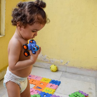 Şirin küçük çocuk Shivaay Sapra yaz zamanı evde balkonda, tatlı küçük çocuk gün ışığında fotoşop, küçük çocuk fotoğraf çekimi sırasında evde eğleniyor.