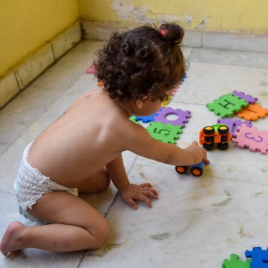 Şirin küçük çocuk Shivaay Sapra yaz zamanı evde balkonda, tatlı küçük çocuk gün ışığında fotoşop, küçük çocuk fotoğraf çekimi sırasında evde eğleniyor.