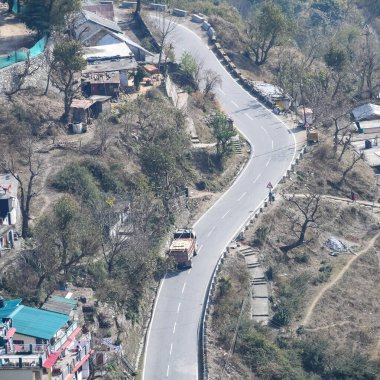Nainital, Uttarakhand, Hindistan 'daki dağlarda giden trafik araçlarının hava görüntüsü, trafik araçlarının hareketi için dağın tepesinden görüntü.
