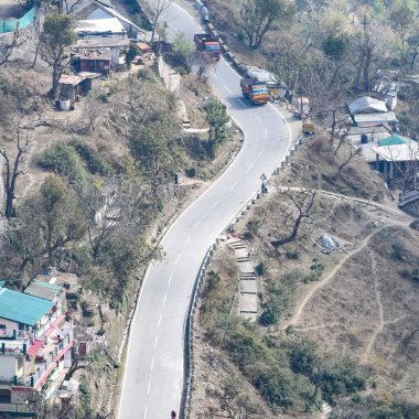 Nainital, Uttarakhand, Hindistan 'daki dağlarda giden trafik araçlarının hava görüntüsü, trafik araçlarının hareketi için dağın tepesinden görüntü.