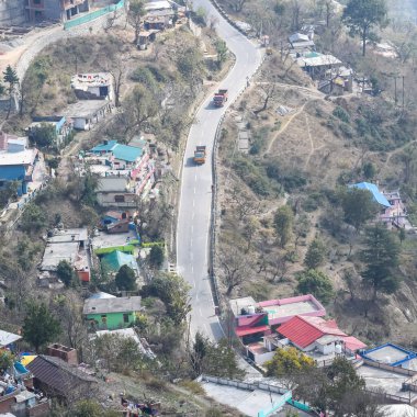 Nainital, Uttarakhand, Hindistan 'daki dağlarda giden trafik araçlarının hava görüntüsü, trafik araçlarının hareketi için dağın tepesinden görüntü.