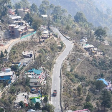Nainital, Uttarakhand, Hindistan 'daki dağlarda giden trafik araçlarının hava görüntüsü, trafik araçlarının hareketi için dağın tepesinden görüntü.