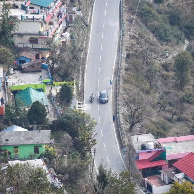 Nainital, Uttarakhand, Hindistan 'daki dağlarda giden trafik araçlarının hava görüntüsü, trafik araçlarının hareketi için dağın tepesinden görüntü.