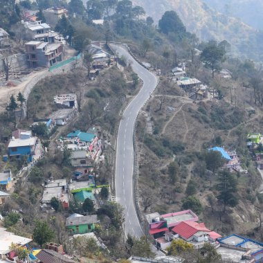 Nainital, Uttarakhand, Hindistan 'daki dağlarda giden trafik araçlarının hava görüntüsü, trafik araçlarının hareketi için dağın tepesinden görüntü.