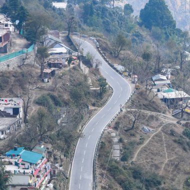 Nainital, Uttarakhand, Hindistan 'daki dağlarda giden trafik araçlarının hava görüntüsü, trafik araçlarının hareketi için dağın tepesinden görüntü.