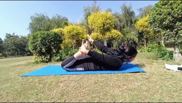 Young Indian Woman Practicing Yoga Outdoor Park Beautiful Girl Practice — Αρχείο Βίντεο