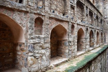 Connaught 'un ortasında yer alan Agrasen Ki Baoli (Step Well), Eski Delhi Arkeoloji İnşaatı' na yerleştirilmiştir.