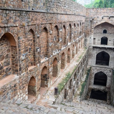 Connaught 'un ortasında yer alan Agrasen Ki Baoli (Step Well), Eski Delhi Arkeoloji İnşaatı' na yerleştirilmiştir.