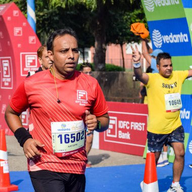 Yeni Delhi, Hindistan - 16 Ekim 2022 - Bitmek üzere olan maraton katılımcılarının bitiş çizgisini geçmek üzere olan Delhi Yarı Maratonu 2022