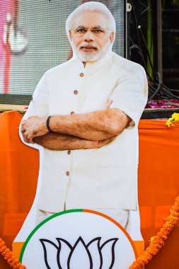 Yeni Delhi, Hindistan - 16 Ocak 2023 - Başbakan Narendra Modi, Başkentteki büyük bir seçim mitingine katılırken BJP yol gösterisinde, Başbakan Modi 'nin heykelini kesti.