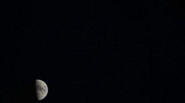 Moon Timelapse, Stock zamanaşımı: Dolunay karanlık gökyüzünde yükseliyor, gece vakti. Dolunay zamanı, gece karanlığında karanlık gökyüzünde ay ışığıyla birlikte kaybolur. Yüksek kaliteli beleş video kaydı veya zaman ayarlı