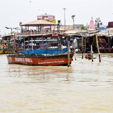 Garh Mukteshwar, UP, Hindistan - 11 Haziran 2022 - Ganga, Garh Mukteshwar 'da görüldüğü gibi, Ganga Nehri Hindu için en kutsal nehir, Garh Ganga Brij manzarası Hindu için ünlü bir dini yerdir.