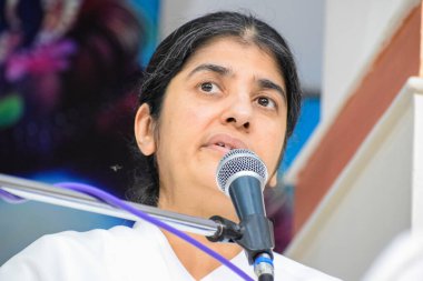 Yeni Delhi, Hindistan, 16 Ekim 2022 - Shivani BK Shivani meditasyon sırasında BK Shivani, daha çok bilinen adıyla BK Shivani, Hindistan 'ın Brahma Kumaris ruhani yoga ve meditasyon hareketinde öğretmendir.