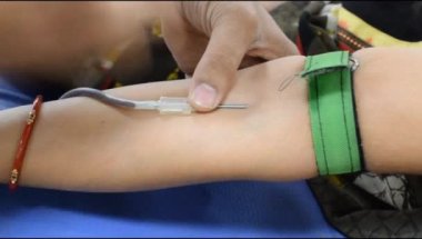 Kan bağışı kampındaki kan bağışı kampı her yıl 14 Haziran 'da, Balaji Tapınağı, Vivek Vihar, Delhi, Hindistan' da, kan bağışı için düzenlenen Dünya Kan bağışı gününde, Kan Bağışı Kampı 'nda el ele tutulur.