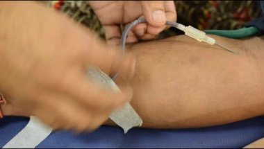 Kan bağışı kampındaki kan bağışı kampı her yıl 14 Haziran 'da, Balaji Tapınağı, Vivek Vihar, Delhi, Hindistan' da, kan bağışı için düzenlenen Dünya Kan bağışı gününde, Kan Bağışı Kampı 'nda el ele tutulur.