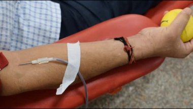Kan bağışı kampındaki kan bağışı kampı her yıl 14 Haziran 'da, Balaji Tapınağı, Vivek Vihar, Delhi, Hindistan' da, kan bağışı için düzenlenen Dünya Kan bağışı gününde, Kan Bağışı Kampı 'nda el ele tutulur.