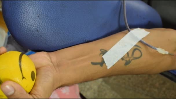 인도의 비베크 비하르에 발라지 사원에서 수용소에서 헌혈하는 사람들 헌혈자의 이미지 — 비디오