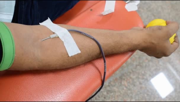 Донор Крови Лагере Сдачи Крови Проводится Надувным Мячом Держащимся Руки — стоковое видео