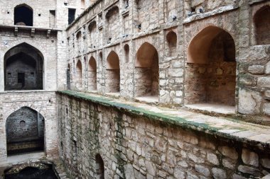 Connaught 'un ortasında yer alan Agrasen Ki Baoli (Step Well), Eski Delhi Arkeoloji İnşaatı' na yerleştirilmiştir.