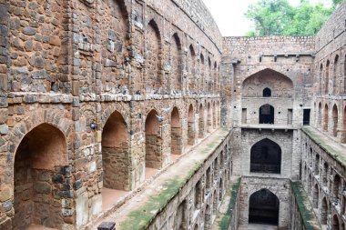 Connaught 'un ortasında yer alan Agrasen Ki Baoli (Step Well), Eski Delhi Arkeoloji İnşaatı' na yerleştirilmiştir.
