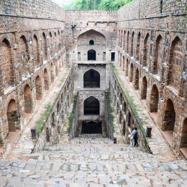 Connaught 'un ortasında yer alan Agrasen Ki Baoli (Step Well), Eski Delhi Arkeoloji İnşaatı' na yerleştirilmiştir.