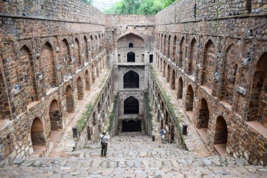 Connaught 'un ortasında yer alan Agrasen Ki Baoli (Step Well), Eski Delhi Arkeoloji İnşaatı' na yerleştirilmiştir.