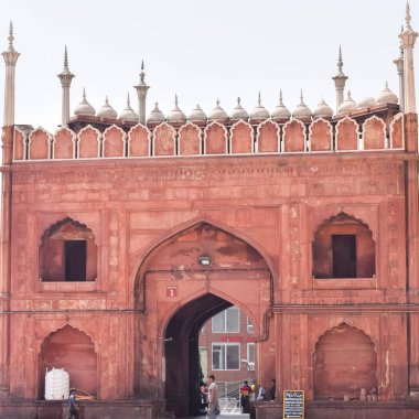 Delhi, Hindistan - 15 Nisan 2022: Tanımlanamayan Hintli turistler Ramzan sezonunda Jama Mescid 'i ziyaret ediyorlar, Delhi 6, Hindistan. Jama Mescidi Hindistan 'daki en büyük ve belki de en görkemli camidir.