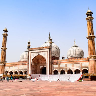 Delhi, Hindistan - 15 Nisan 2022: Tanımlanamayan Hintli turistler Ramzan sezonunda Jama Mescid 'i ziyaret ediyorlar, Delhi 6, Hindistan. Jama Mescidi Hindistan 'daki en büyük ve belki de en görkemli camidir.