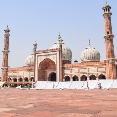Delhi, Hindistan - 15 Nisan 2022: Tanımlanamayan Hintli turistler Ramzan sezonunda Jama Mescid 'i ziyaret ediyorlar, Delhi 6, Hindistan. Jama Mescidi Hindistan 'daki en büyük ve belki de en görkemli camidir.