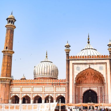 Delhi, Hindistan - 15 Nisan 2022: Tanımlanamayan Hintli turistler Ramzan sezonunda Jama Mescid 'i ziyaret ediyorlar, Delhi 6, Hindistan. Jama Mescidi Hindistan 'daki en büyük ve belki de en görkemli camidir.