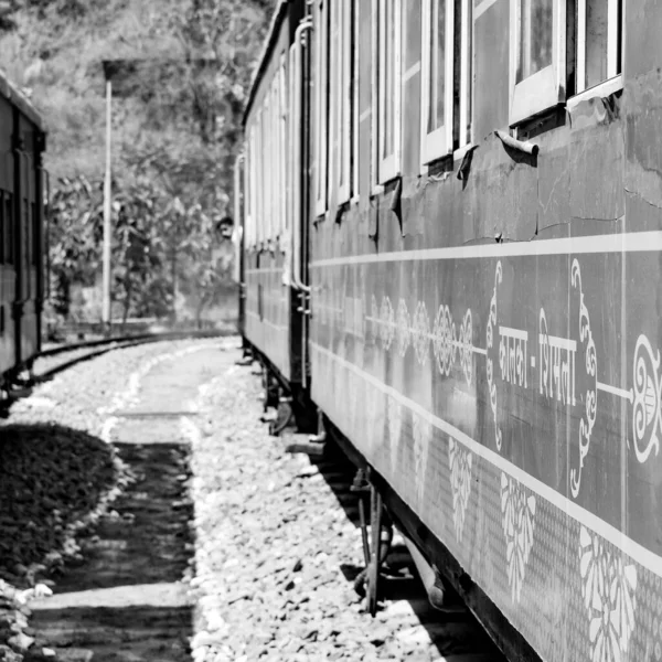 Oyuncak Tren Dağ Yamaçlarında Hareket Ediyor Güzel Bir Manzara Bir — Stok fotoğraf