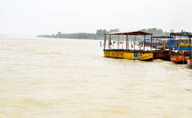 Garh Mukteshwar, UP, Hindistan - 11 Haziran 2022 - Ganga, Garh Mukteshwar 'da görüldüğü gibi, Ganga Nehri Hindu için en kutsal nehir, Garh Ganga Brij manzarası Hindu için ünlü bir dini yerdir.