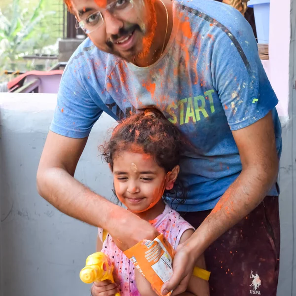 Ινδοί Οικογενειάρχες Παίζουν Χρώματα Στο Holi Festival Κρατώντας Διαφορετικά Χρώματα — Φωτογραφία Αρχείου