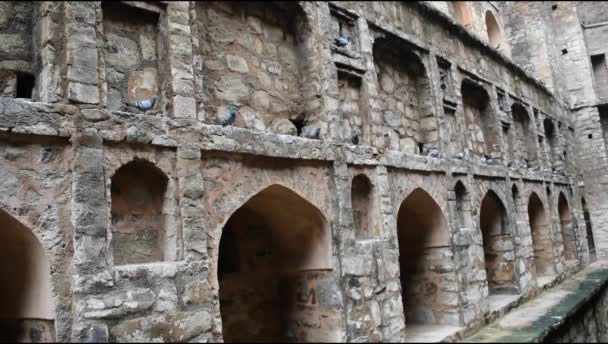 コノートの真ん中に位置するアグラセン バオリ 階段井戸 ニューデリー 旧考古学建設を配置 — ストック動画