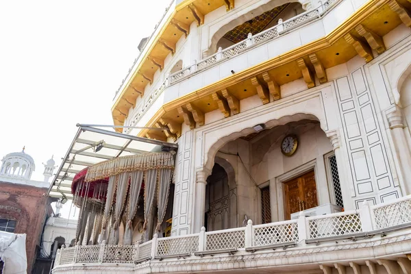 インド パンジャブ州アムリトサルの黄金寺院 Harmandir Sahib 内部の建築物の詳細を表示します インド アムリトサルのシーク教の聖地である黄金寺院 — ストック写真
