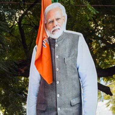 Yeni Delhi, Hindistan - 16 Ocak 2023 - Başbakan Narendra Modi, Başkentteki büyük bir seçim mitingine katılırken BJP yol gösterisinde, Başbakan Modi 'nin heykelini kesti.