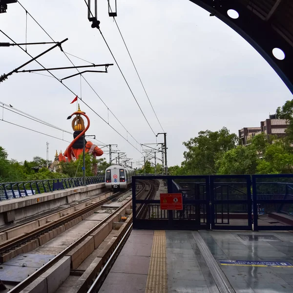 新德里印度 2022年6月21日 德里地铁到达印度新德里的Jhandewalan地铁站 从Jhandewalan地铁站开出 — 图库照片