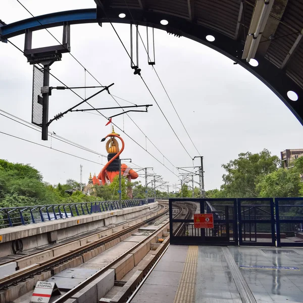 新德里印度 2022年6月21日 德里地铁到达印度新德里的Jhandewalan地铁站 从Jhandewalan地铁站开出 — 图库照片
