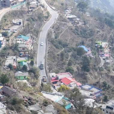 Nainital, Uttarakhand, Hindistan 'daki dağlarda giden trafik araçlarının hava görüntüsü, trafik araçlarının hareketi için dağın tepesinden görüntü.