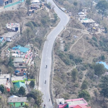 Nainital, Uttarakhand, Hindistan 'daki dağlarda giden trafik araçlarının hava görüntüsü, trafik araçlarının hareketi için dağın tepesinden görüntü.