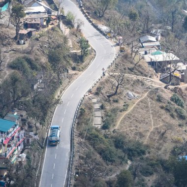 Nainital, Uttarakhand, Hindistan 'daki dağlarda giden trafik araçlarının hava görüntüsü, trafik araçlarının hareketi için dağın tepesinden görüntü.