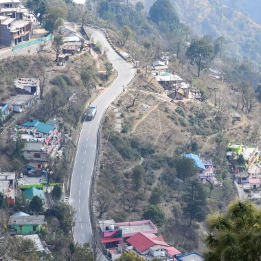 Nainital, Uttarakhand, Hindistan 'daki dağlarda giden trafik araçlarının hava görüntüsü, trafik araçlarının hareketi için dağın tepesinden görüntü.