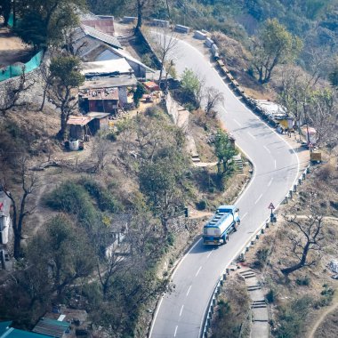 Nainital, Uttarakhand, Hindistan 'daki dağlarda giden trafik araçlarının hava görüntüsü, trafik araçlarının hareketi için dağın tepesinden görüntü.