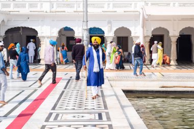 Amritsar, Punjab, Hindistan 'daki Altın Tapınak' ın (Harmandir Sahib) çeşitli yerlerinden kimliği belirsiz dindarlar, Hindistan 'ın Amritsar kentindeki Sihlerin ana tapınağı olan ünlü Hint sih simgesi, Altın Tapınak