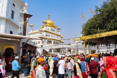 Amritsar, Punjab, Hindistan 'daki Altın Tapınak' ın (Harmandir Sahib) çeşitli yerlerinden kimliği belirsiz dindarlar, Hindistan 'ın Amritsar kentindeki Sihlerin ana tapınağı olan ünlü Hint sih simgesi, Altın Tapınak