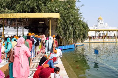Amritsar, Punjab, Hindistan 'daki Altın Tapınak' ın (Harmandir Sahib) çeşitli yerlerinden kimliği belirsiz dindarlar, Hindistan 'ın Amritsar kentindeki Sihlerin ana tapınağı olan ünlü Hint sih simgesi, Altın Tapınak