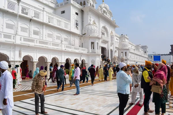 インドのパンジャブ州アムリトサルにある黄金寺院 Harmandir Sahib の様々な場所からの未確認の信者 有名なインドのシーク教のランドマーク 黄金寺院 アムリトサルのシーク教の主な聖域 インド — ストック写真